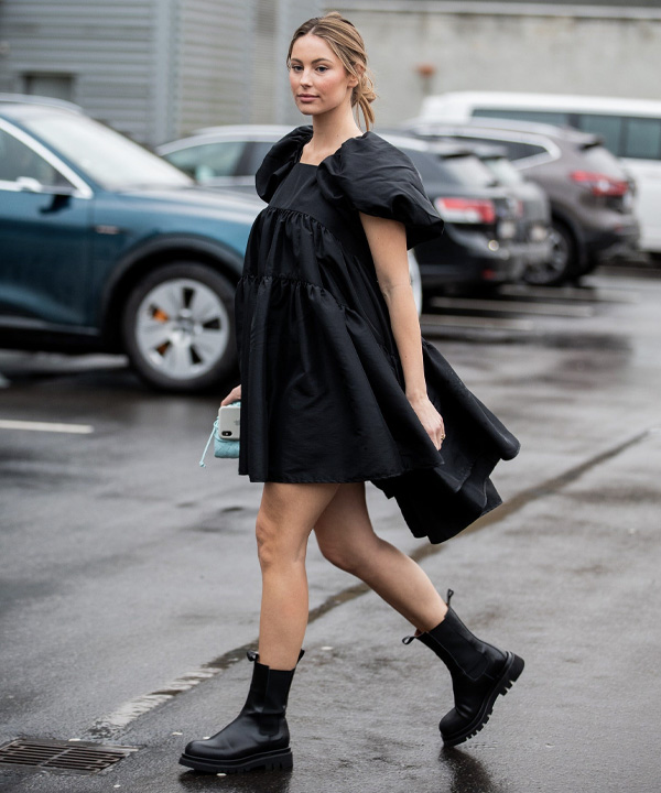 Foto Mathilde Gohler usando Breezy dress com chuncky boots.