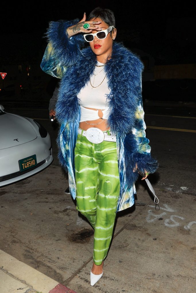 Foto da Rihanna uma das celebridades mais estilosas da atualidade, responsável pelos looks street style mais icônicos de todos os tempos