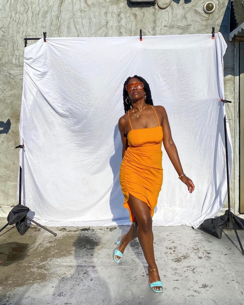 Foto da influencer Yolande com o laranja da moda.