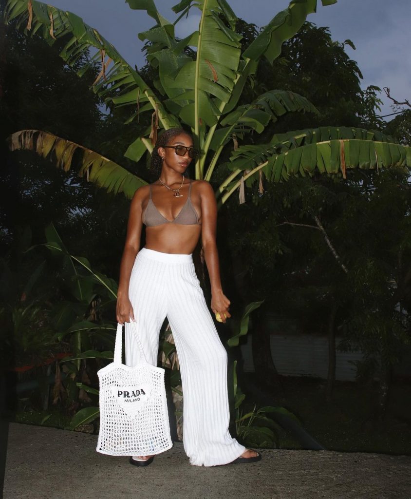 Foto da influenciadora Solene OJ mostrando que dá para usar o beachwear mesmo sem ser na praia.